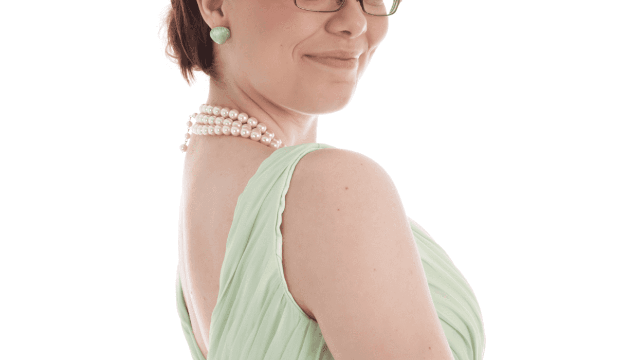 'Very Nearsighted' Bridesmaid Called Out For Refusing To Take Off Her Glasses For Wedding Photos