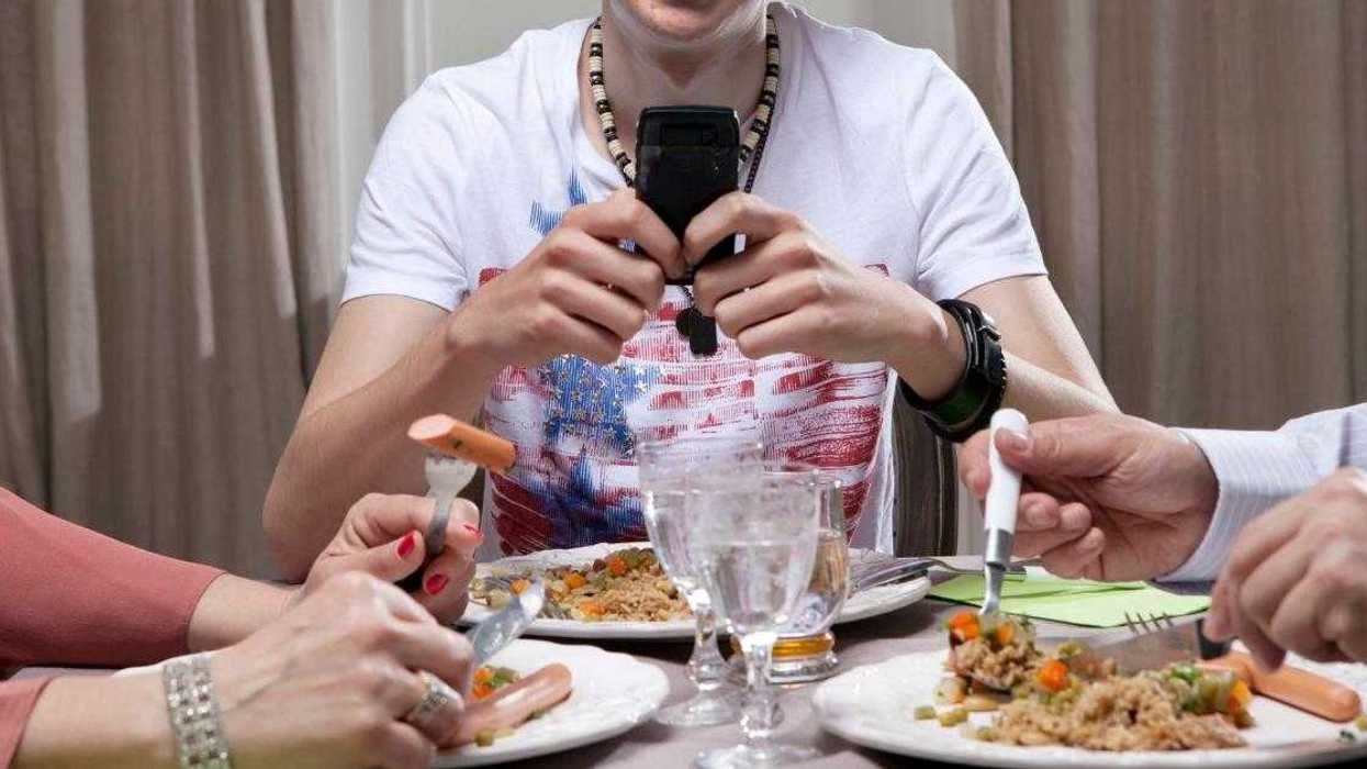 Redditor Sparks Feud By Calling Out Brother's 'No Phones' Rule When He Hosts Holiday Dinners