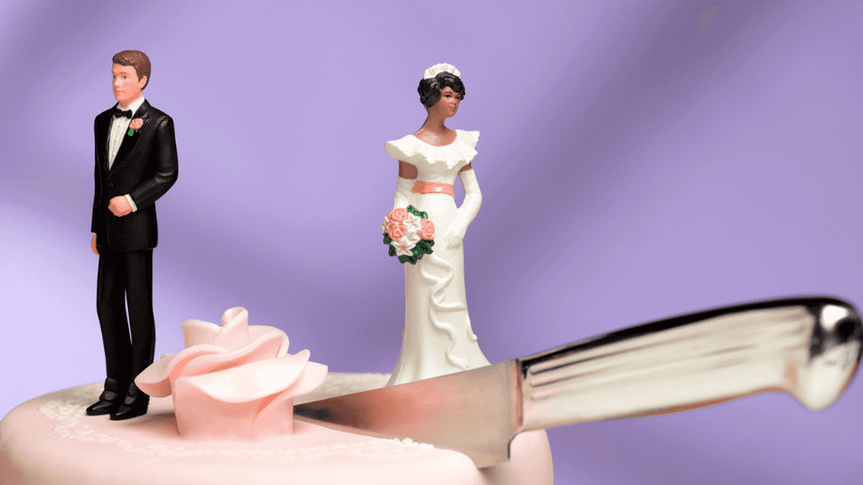 Wedding cake with unhappy caketopper figures