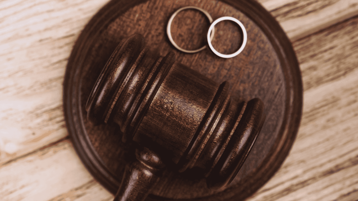 Wedding rings in courtroom
