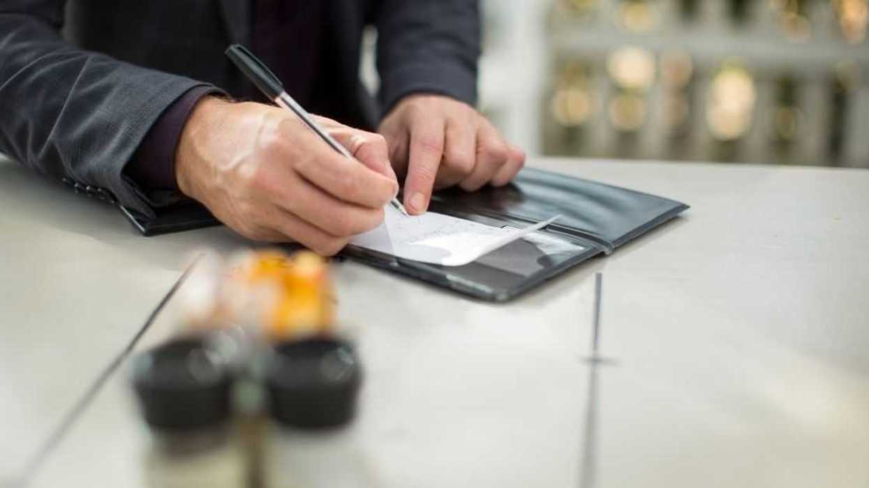 Guy Upsets Girlfriend After Insisting On Separate Checks Since She Always Orders More Than Him