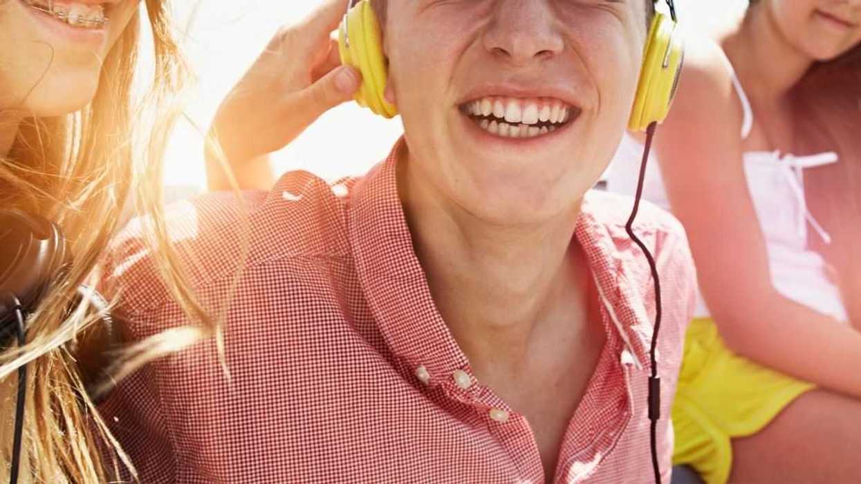 Teen Who Lied About Being Gay To Befriend Group Of Girls Doesn't Know How To Tell Them He's Straight