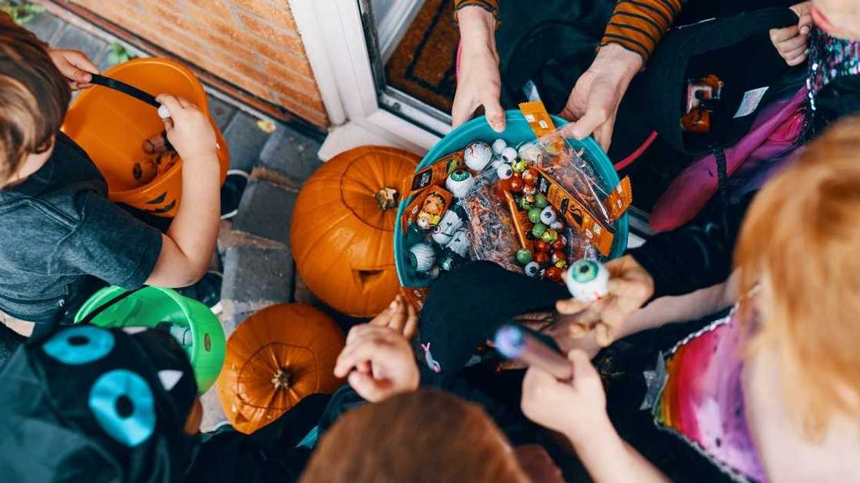 Paramedic Called A 'Horrible Aunt' For Not Taking Sister's Kids Out For Halloween Due To Work