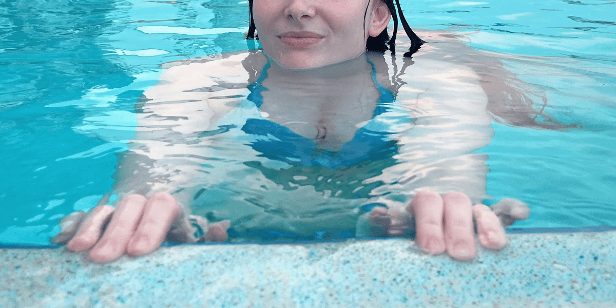 Teen Calls Dad 'Stupid' For Telling Her To Use A Paper Towel While Swimming On Her Period | Percolately