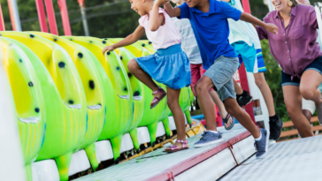 Family boarding amusement park ride