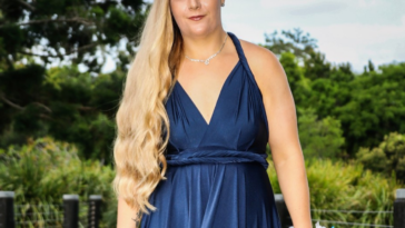 bridesmaid in navy blue dress