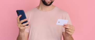 man holding credif card and smartphone