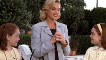Screenshot of the movie "The Parent Trap" with Elaine Hendrix and Lindsay Lohan.